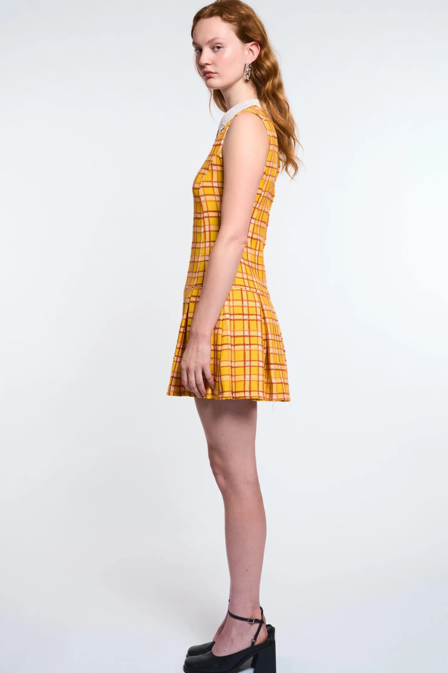 MaisonCléo Robes>LA POUPETTE DÉFILÉ LOOK 25- Robe Natasha plissée sans manches jaune tartan avec col dentelle