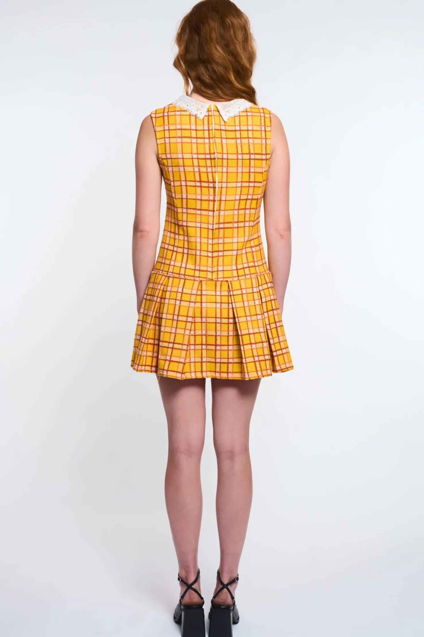 MaisonCléo Robes>LA POUPETTE DÉFILÉ LOOK 25- Robe Natasha plissée sans manches jaune tartan avec col dentelle
