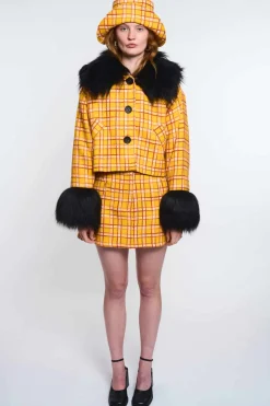 MaisonCléo Jupes>LA POUPETTE DÉFILÉ LOOK 21- Veste oversize jaune tartan avec fausse fourrure noire ERELL
