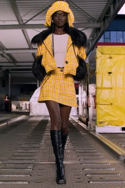 MaisonCléo Jupes>LA POUPETTE DÉFILÉ LOOK 21- Veste oversize jaune tartan avec fausse fourrure noire ERELL