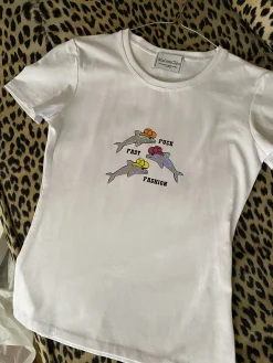 MaisonCléo Tops>Le T-shirt « Fuck Fast Fashion – dauphins – cowboy » – argenté