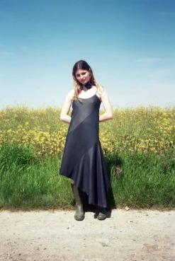 MaisonCléo Robes>Longue robe biais asymétrique en denim fin bleu foncé à une fleur