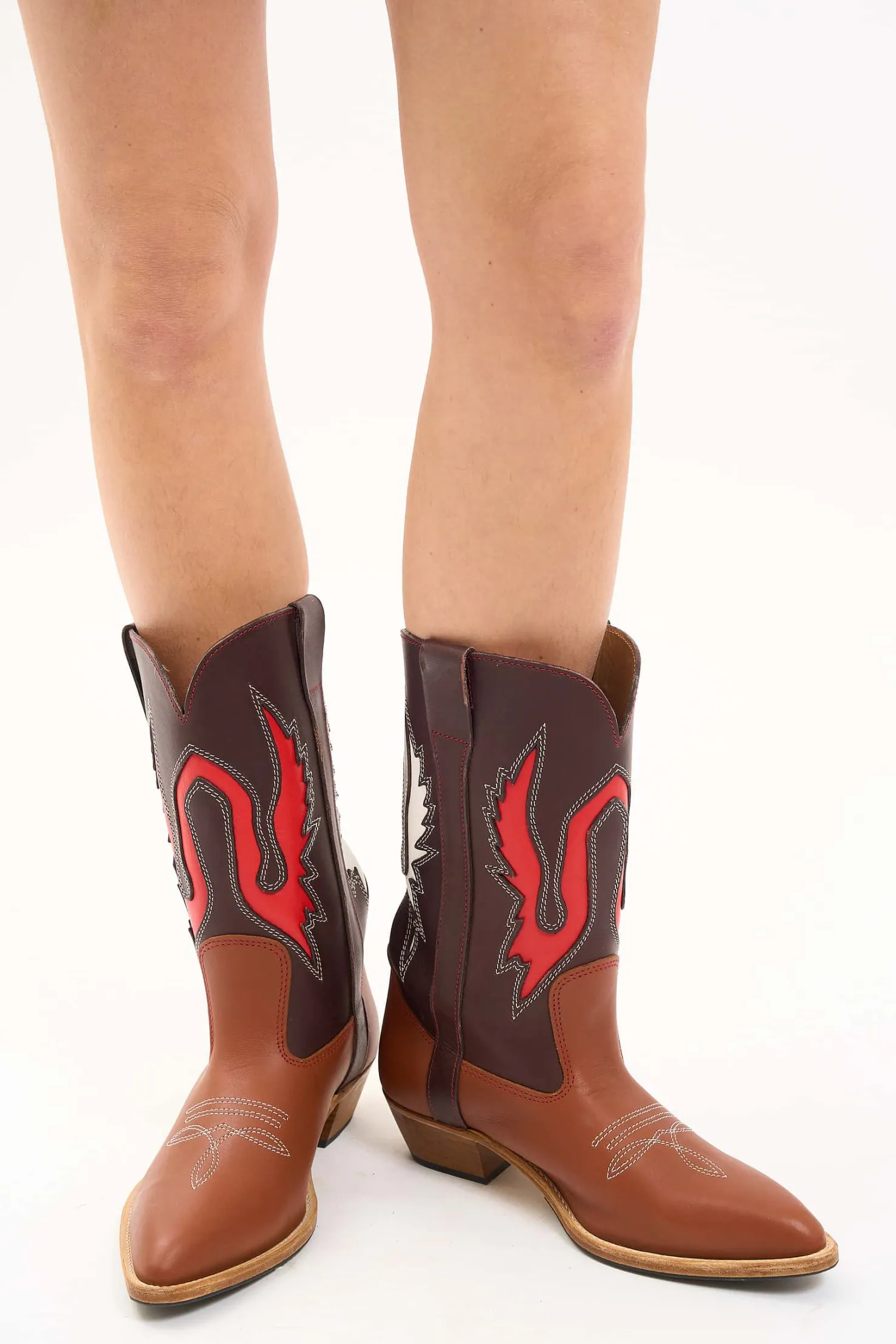 MaisonCléo Chaussures>MAISONCLEO x LA BOTTE GARDIANE – Santiags Santiago Paris en cuir marron naturel, rouge et marron foncé