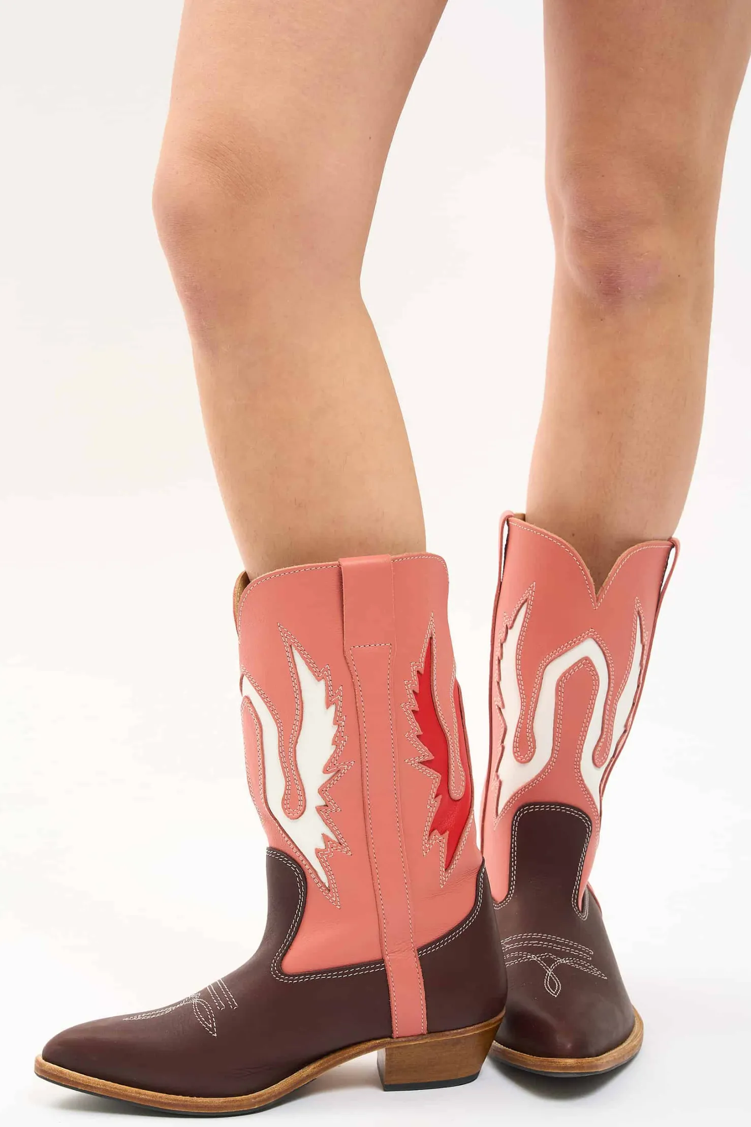 MaisonCléo Chaussures>MAISONCLEO x LA BOTTE GARDIANE – Santiags Santiago Paris en cuir rose, rouge et marron foncé