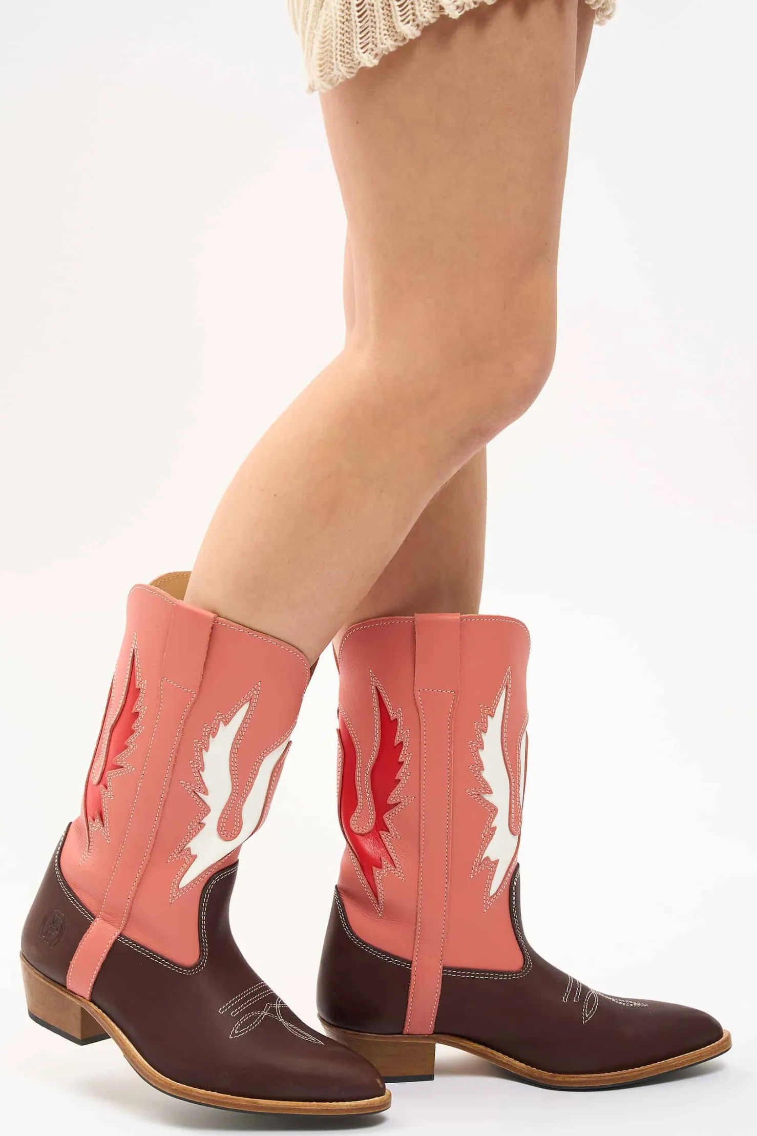 MaisonCléo Chaussures>MAISONCLEO x LA BOTTE GARDIANE – Santiags Santiago Paris en cuir rose, rouge et marron foncé