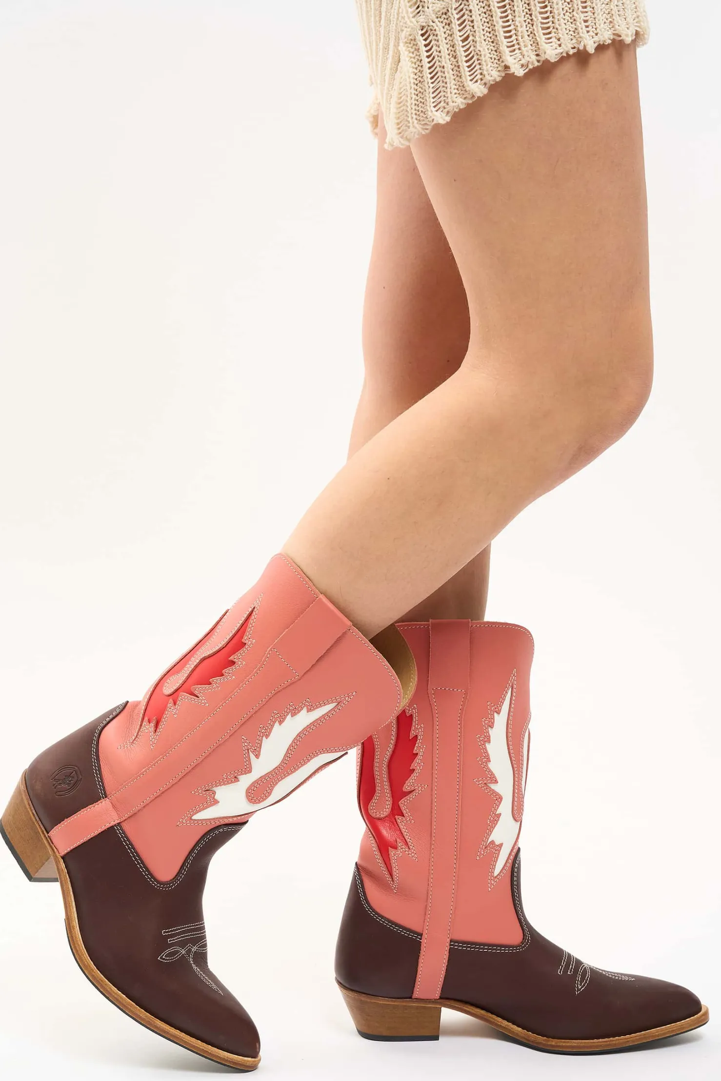 MaisonCléo Chaussures>MAISONCLEO x LA BOTTE GARDIANE – Santiags Santiago Paris en cuir rose, rouge et marron foncé
