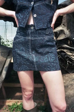 MaisonCléo Jupes>Mini jupe en jean bleu foncé à motif roses délavées