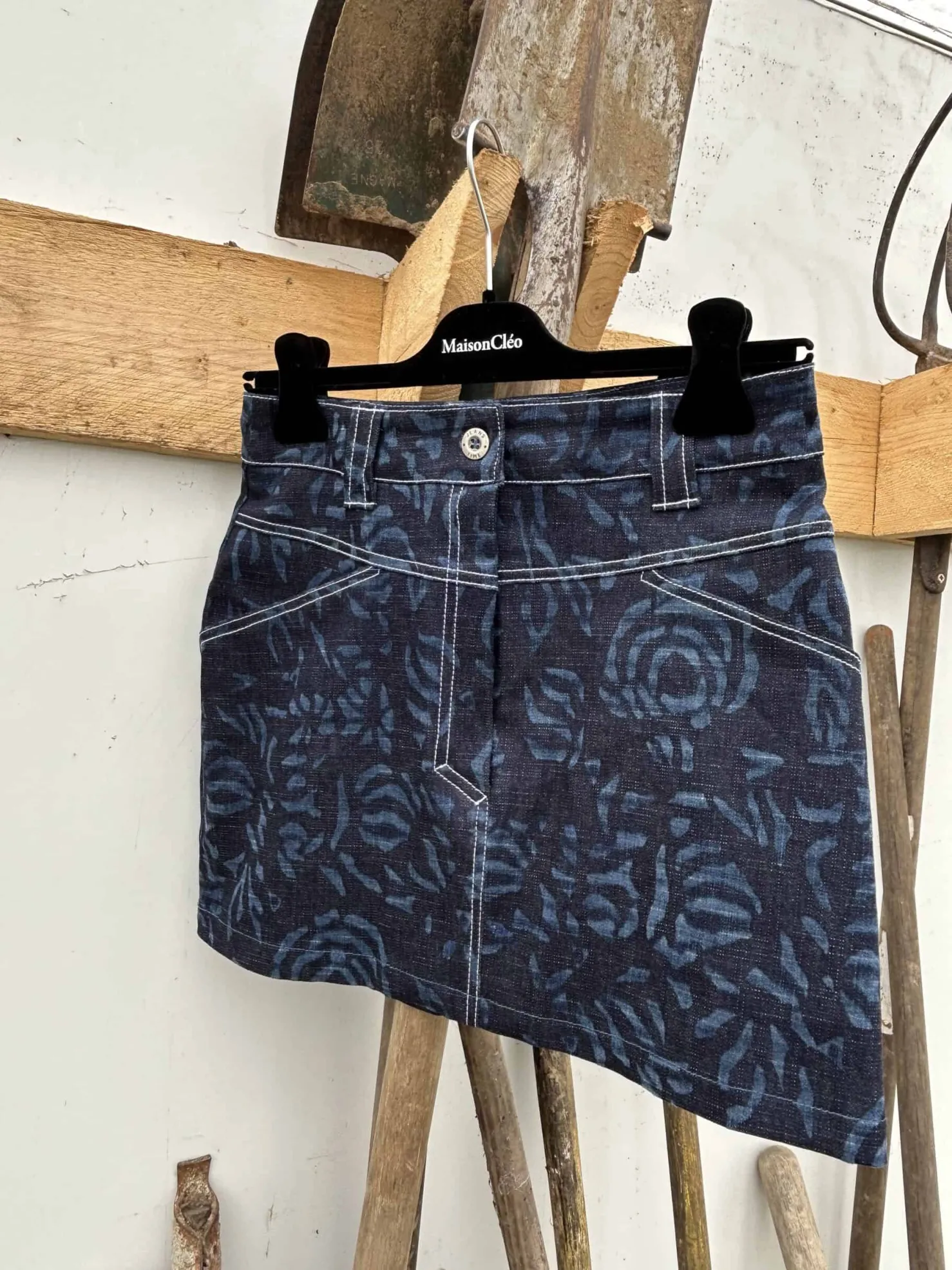 MaisonCléo Jupes>Mini jupe en jean bleu foncé à motif roses délavées