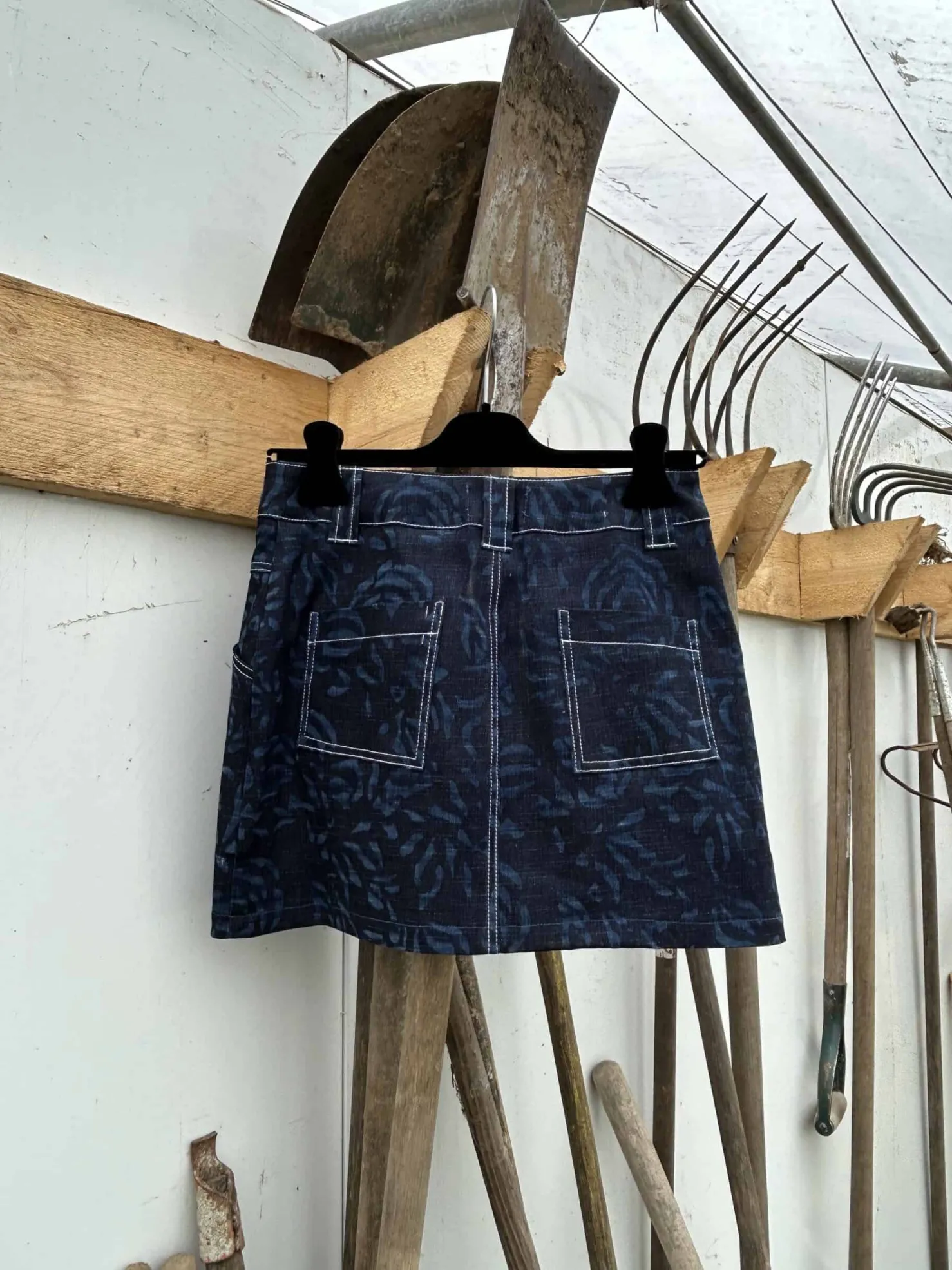 MaisonCléo Jupes>Mini jupe en jean bleu foncé à motif roses délavées