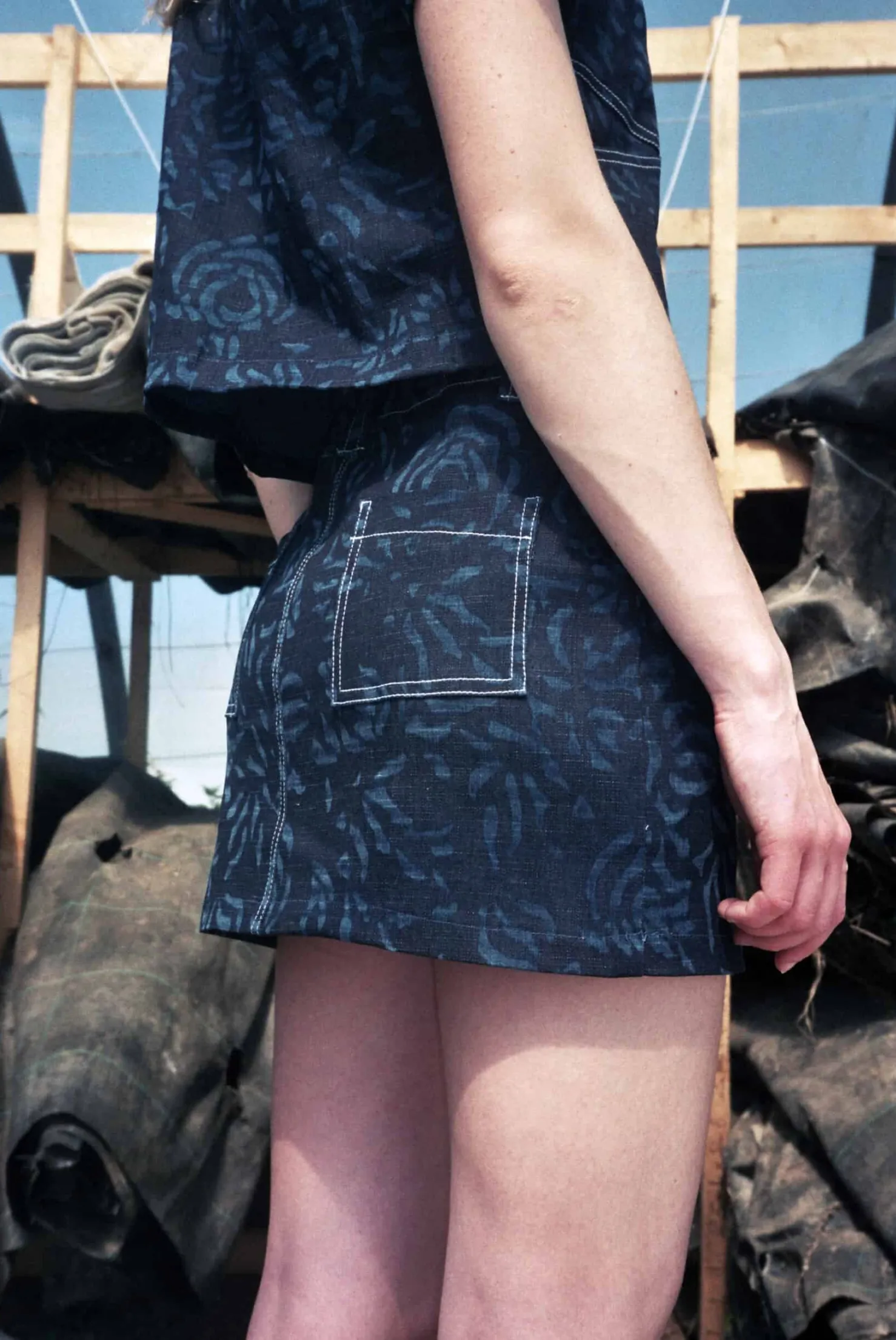 MaisonCléo Jupes>Mini jupe en jean bleu foncé à motif roses délavées