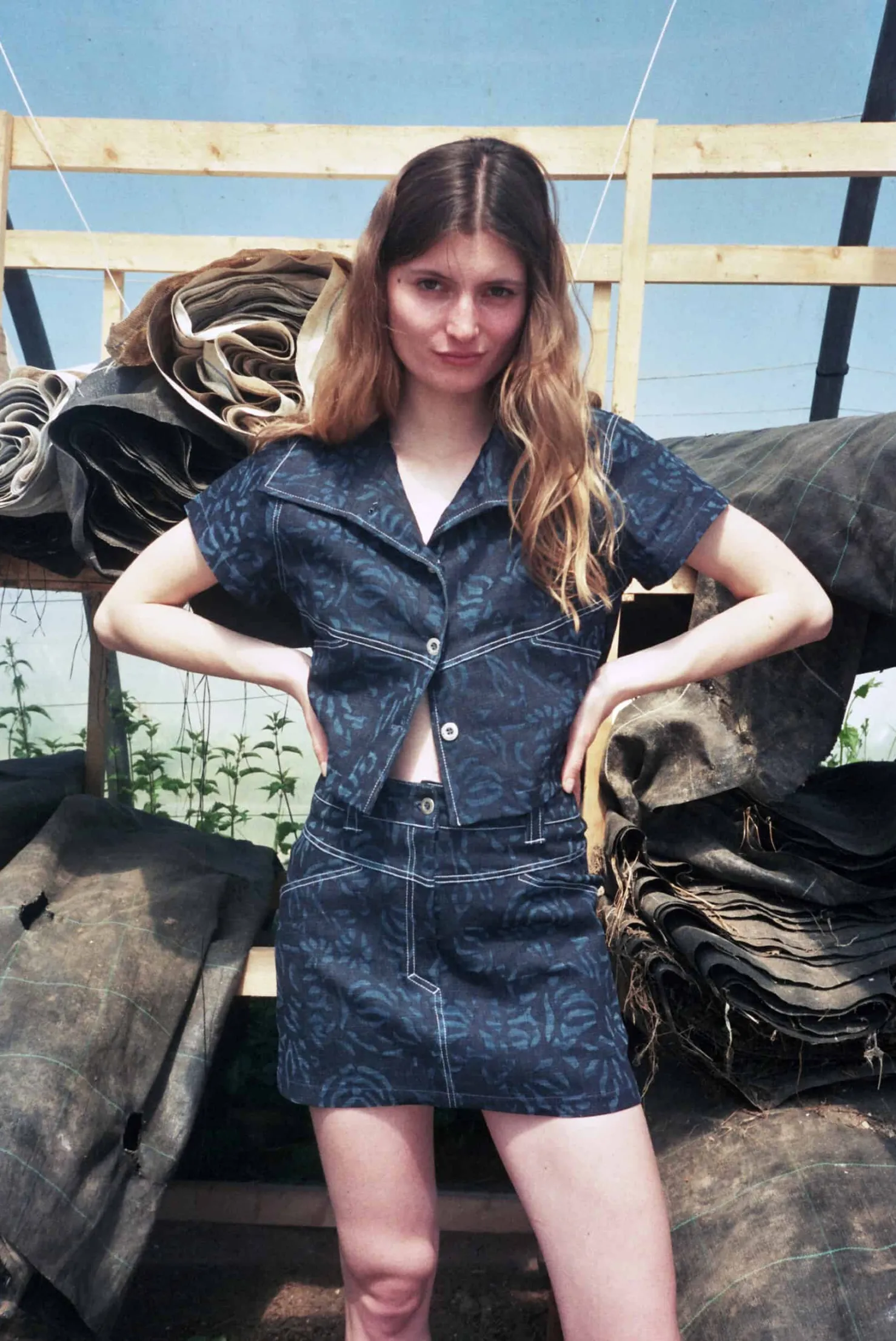 MaisonCléo Jupes>Mini jupe en jean bleu foncé à motif roses délavées