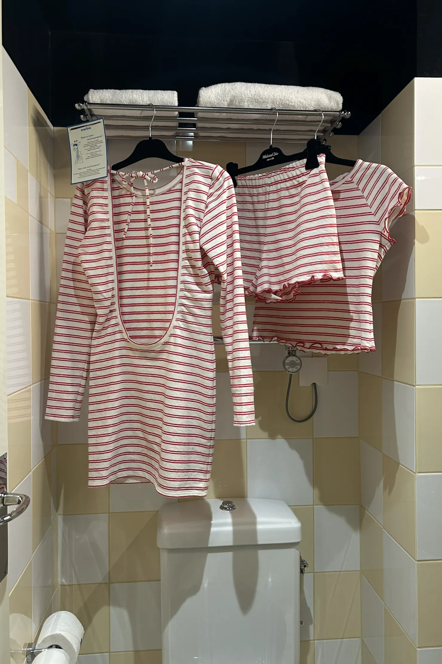 MaisonCléo Pantalons / Shorts>Mini short en tissu éponge blanc cassé et rouge à rayures Marc