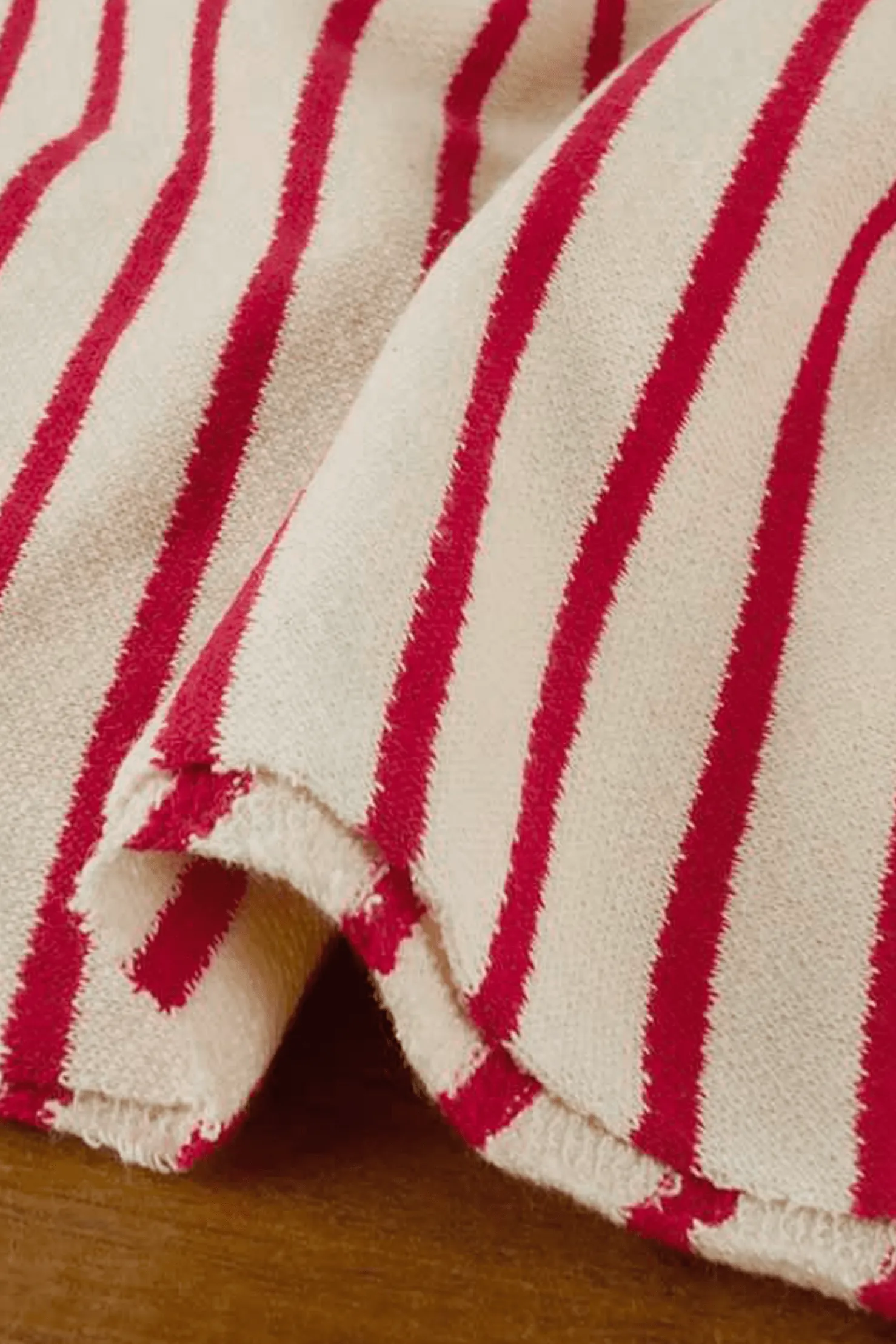 MaisonCléo Pantalons / Shorts>Mini short en tissu éponge blanc cassé et rouge à rayures Marc