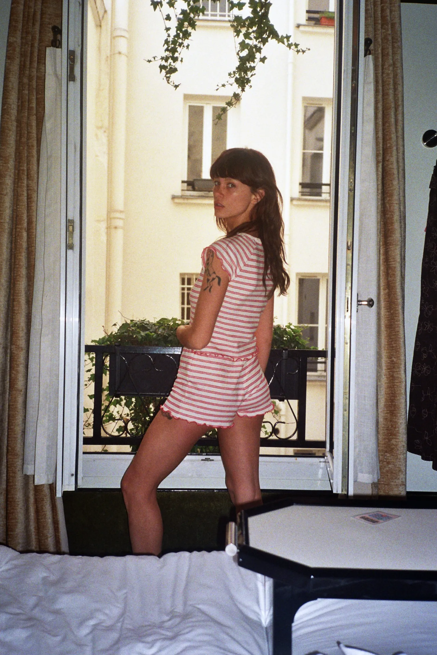MaisonCléo Pantalons / Shorts>Mini short en tissu éponge blanc cassé et rouge à rayures Marc