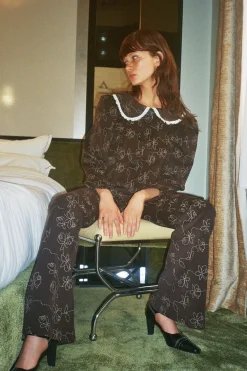MaisonCléo Pantalons / Shorts>Pantalon en velours à fines rayures fines marron chocolat avec motifs brodés à fleurs beiges Meg