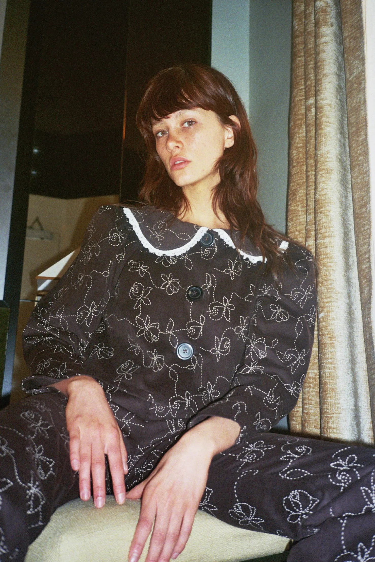 MaisonCléo Pantalons / Shorts>Pantalon en velours à fines rayures fines marron chocolat avec motifs brodés à fleurs beiges Meg