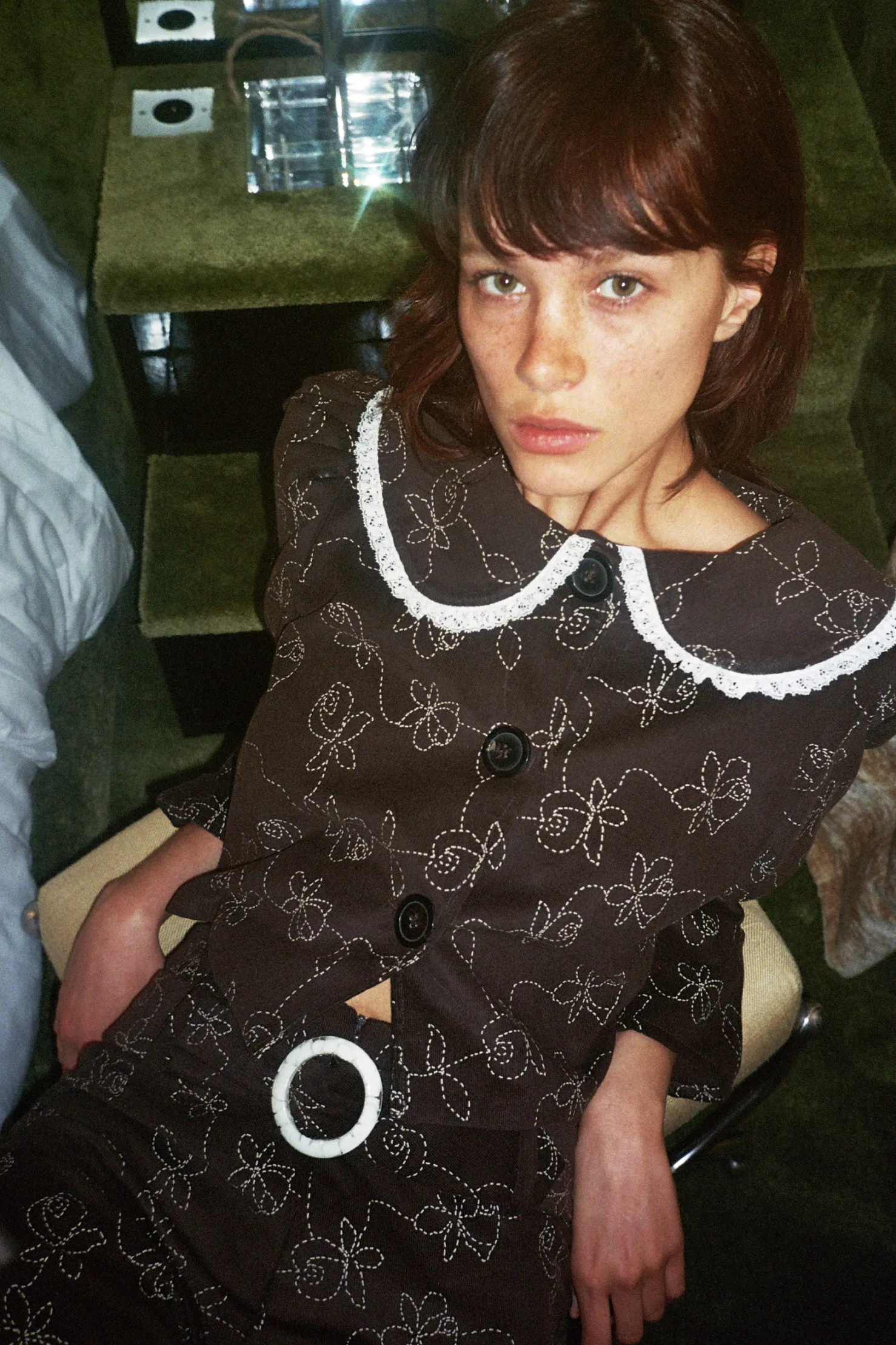 MaisonCléo Pantalons / Shorts>Pantalon en velours à fines rayures fines marron chocolat avec motifs brodés à fleurs beiges Meg