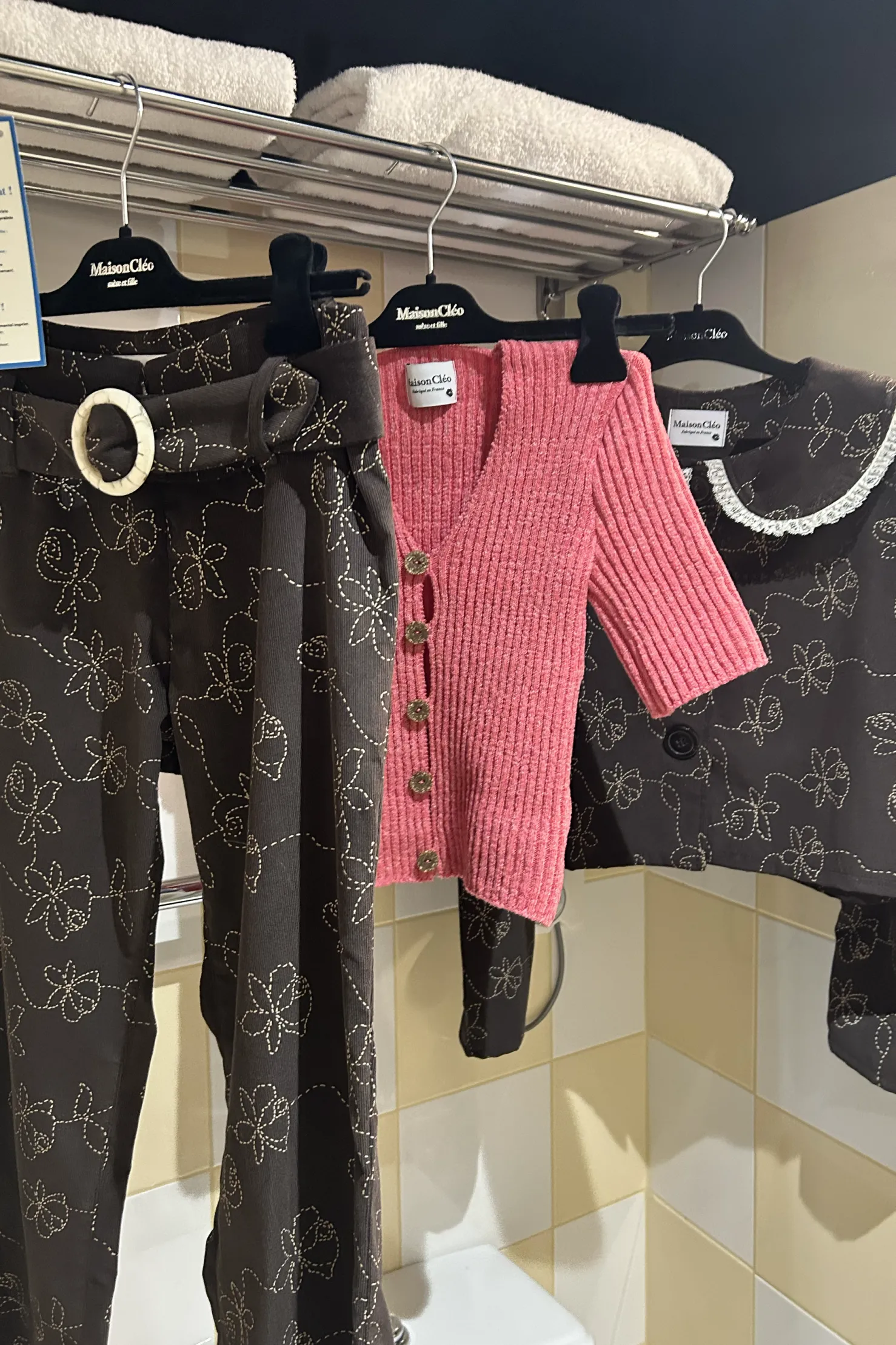 MaisonCléo Pantalons / Shorts>Pantalon en velours à fines rayures fines marron chocolat avec motifs brodés à fleurs beiges Meg