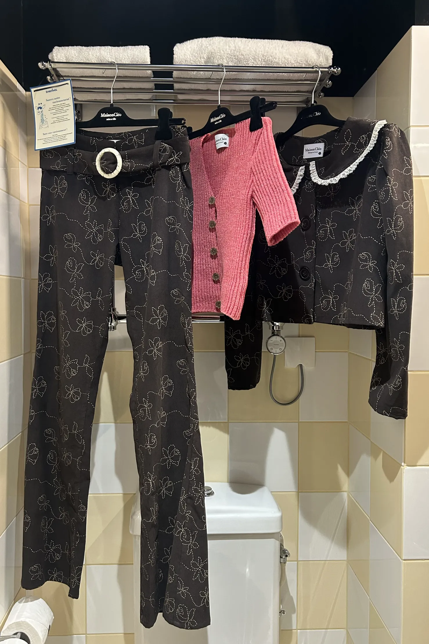 MaisonCléo Pantalons / Shorts>Pantalon en velours à fines rayures fines marron chocolat avec motifs brodés à fleurs beiges Meg