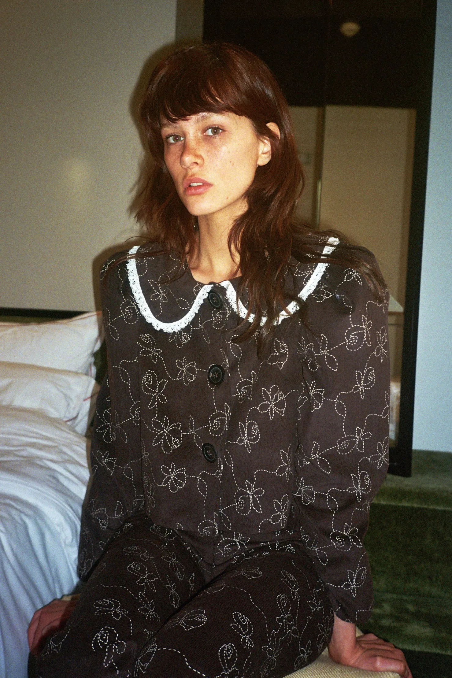MaisonCléo Pantalons / Shorts>Pantalon en velours à fines rayures fines marron chocolat avec motifs brodés à fleurs beiges Meg