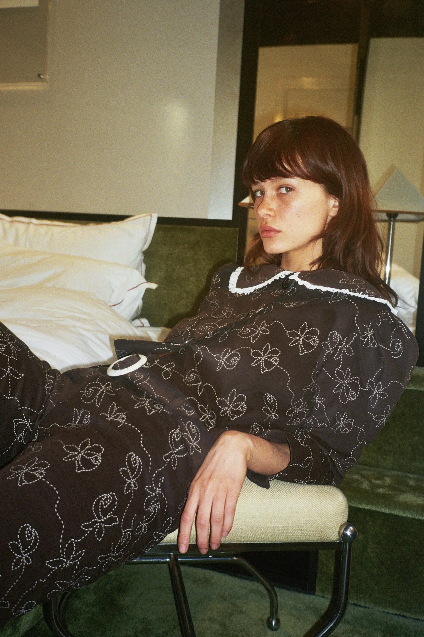 MaisonCléo Pantalons / Shorts>Pantalon en velours à fines rayures fines marron chocolat avec motifs brodés à fleurs beiges Meg