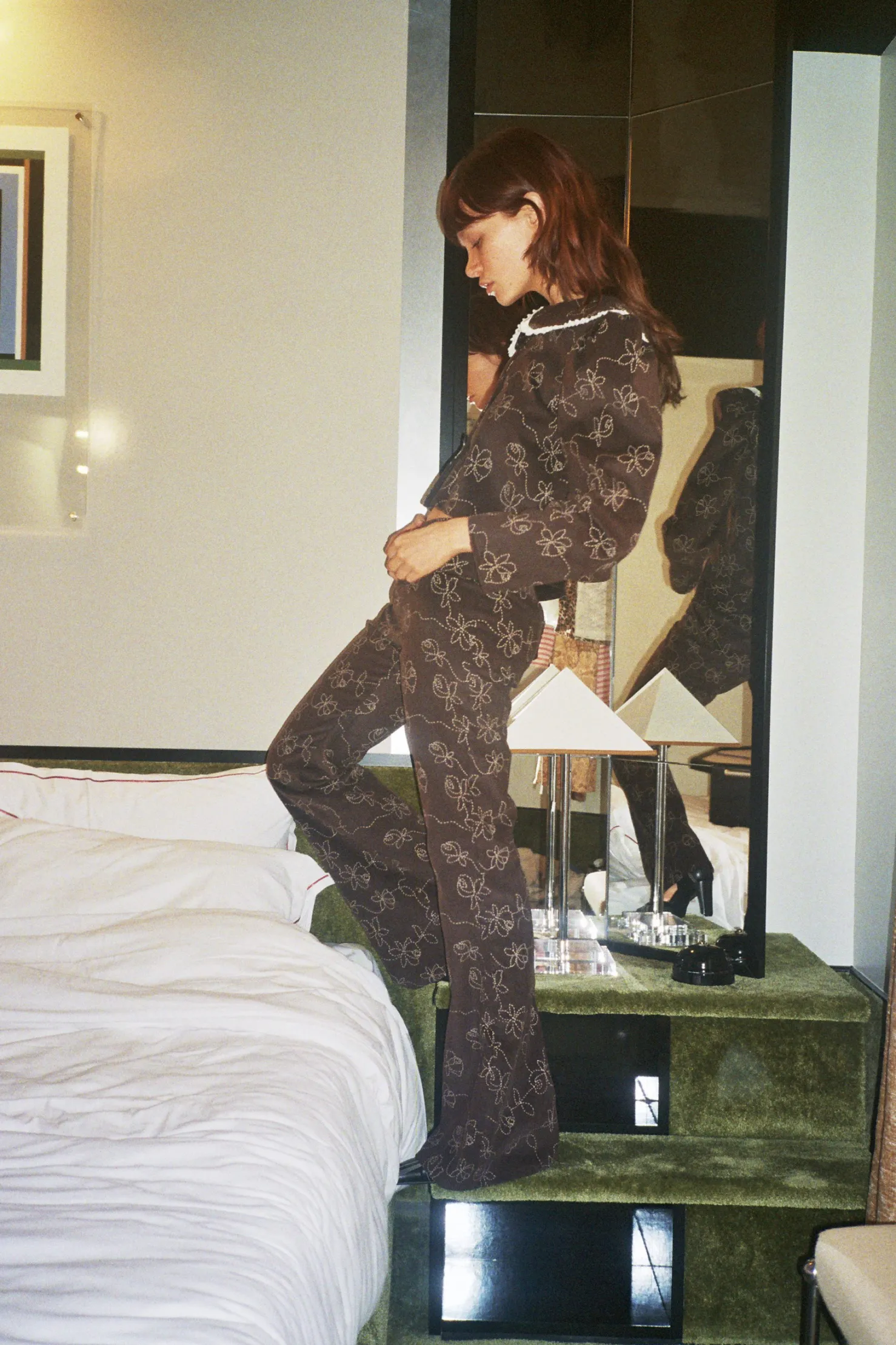 MaisonCléo Pantalons / Shorts>Pantalon en velours à fines rayures fines marron chocolat avec motifs brodés à fleurs beiges Meg