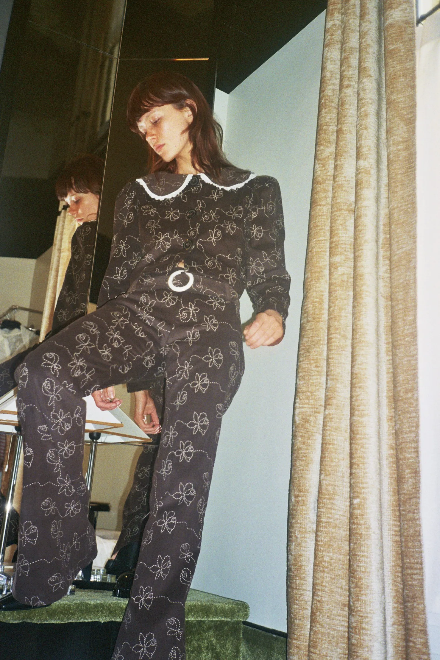 MaisonCléo Pantalons / Shorts>Pantalon en velours à fines rayures fines marron chocolat avec motifs brodés à fleurs beiges Meg