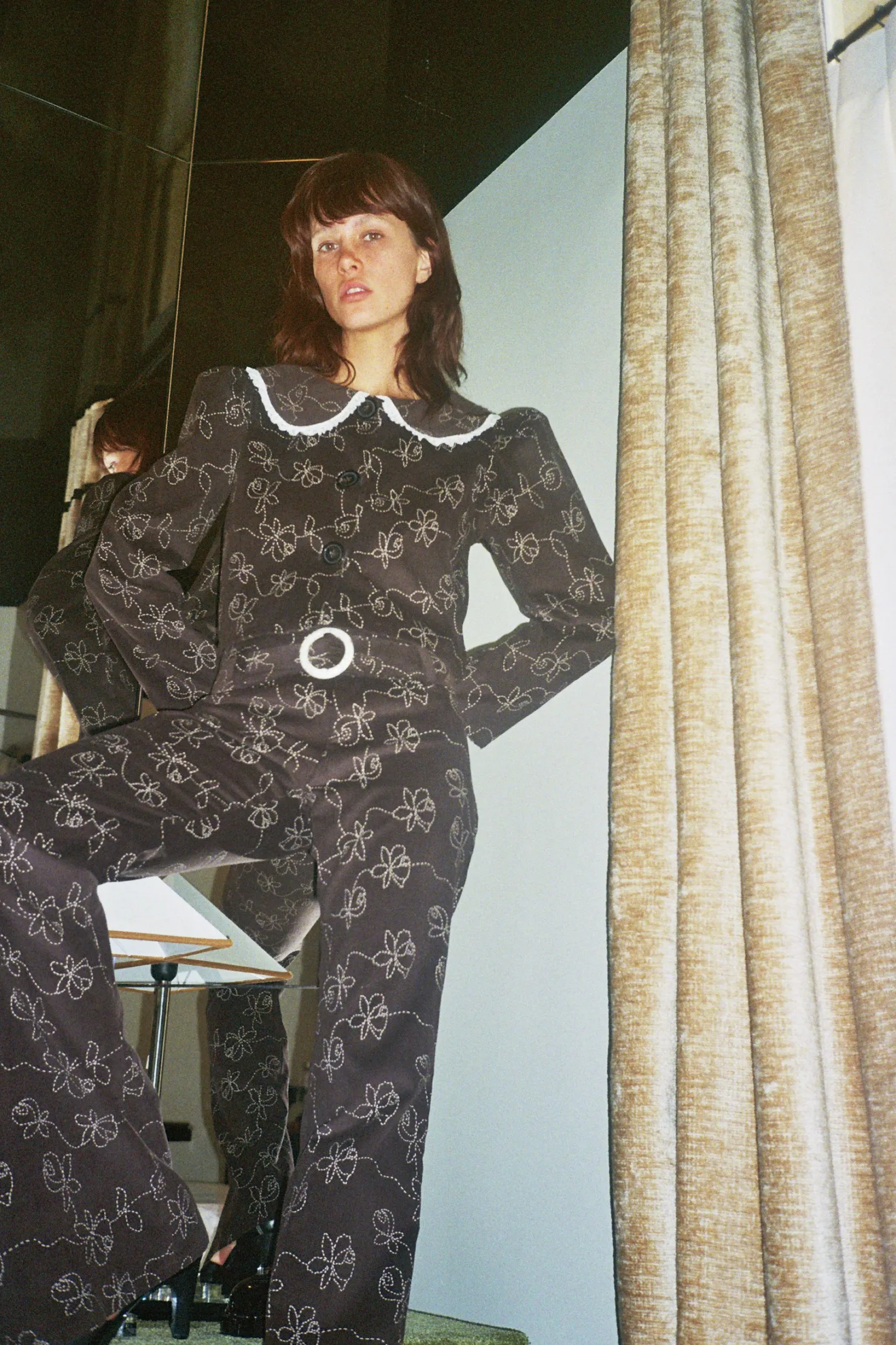 MaisonCléo Pantalons / Shorts>Pantalon en velours à fines rayures fines marron chocolat avec motifs brodés à fleurs beiges Meg