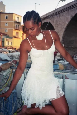 MaisonCléo Robes>Robe à bretelles avec armature en dentelle blanche volantée avec collier fleur