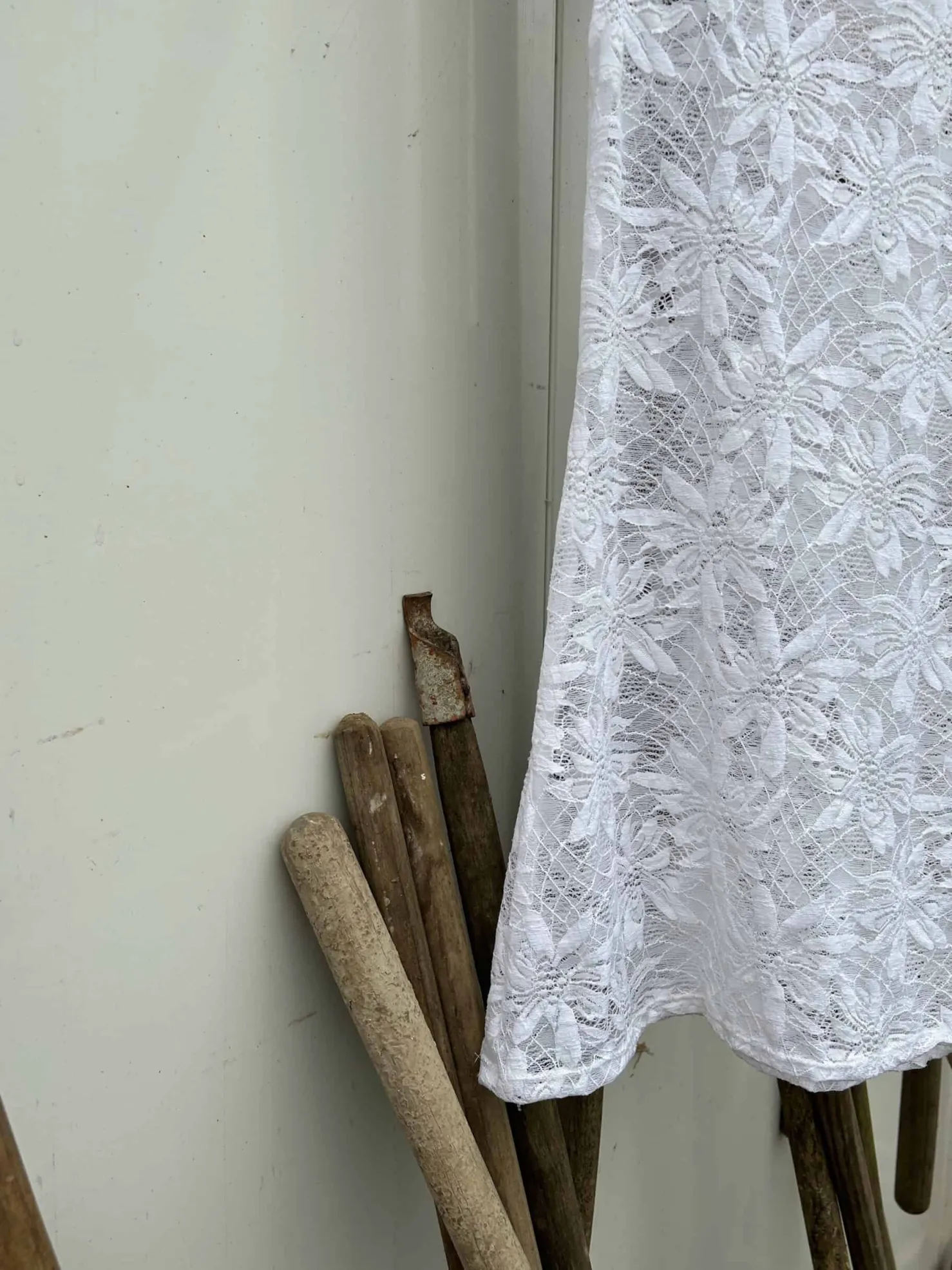 MaisonCléo Robes>Robe courte en dentelle de Calais fleurie