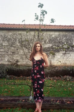 MaisonCléo Robes>Robe DIANA spaghetti en soie noire et fleurs rouges – HOLIDAYS CAPSULE 2/25