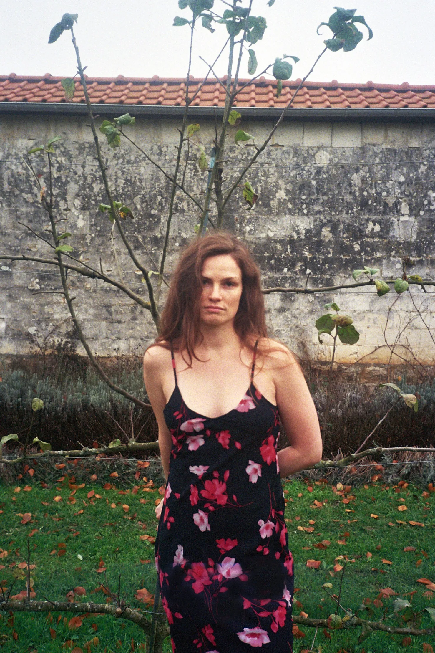 MaisonCléo Robes>Robe DIANA spaghetti en soie noire et fleurs rouges – HOLIDAYS CAPSULE 2/25