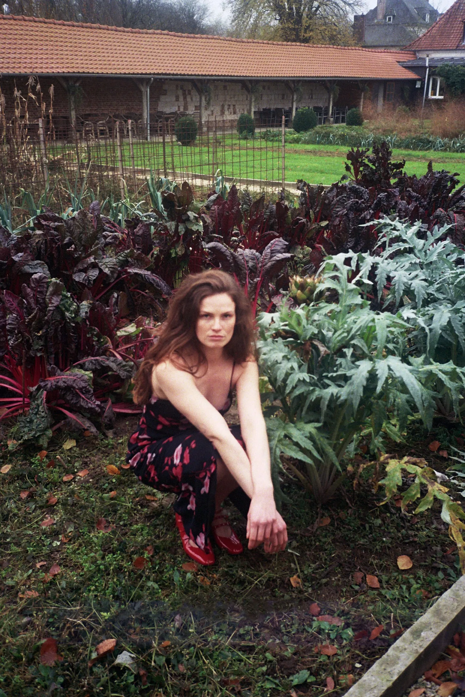 MaisonCléo Robes>Robe DIANA spaghetti en soie noire et fleurs rouges – HOLIDAYS CAPSULE 2/25
