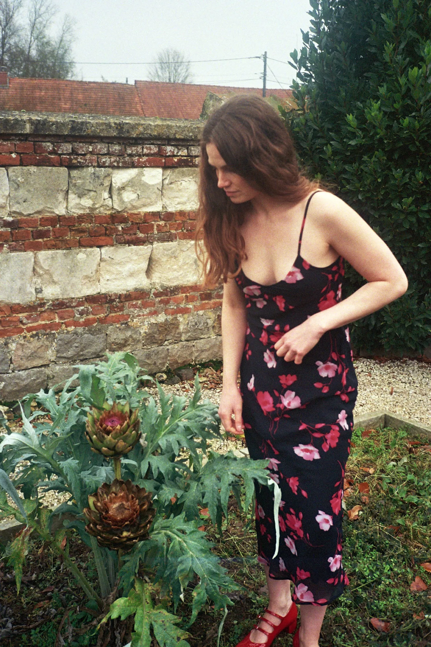 MaisonCléo Robes>Robe DIANA spaghetti en soie noire et fleurs rouges – HOLIDAYS CAPSULE 2/25