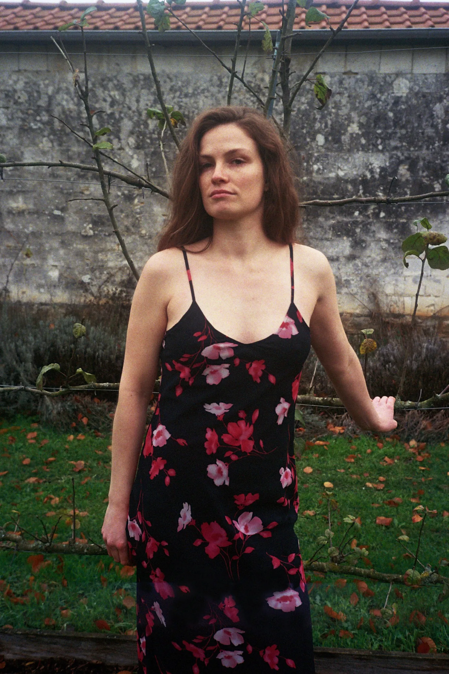 MaisonCléo Robes>Robe DIANA spaghetti en soie noire et fleurs rouges – HOLIDAYS CAPSULE 2/25