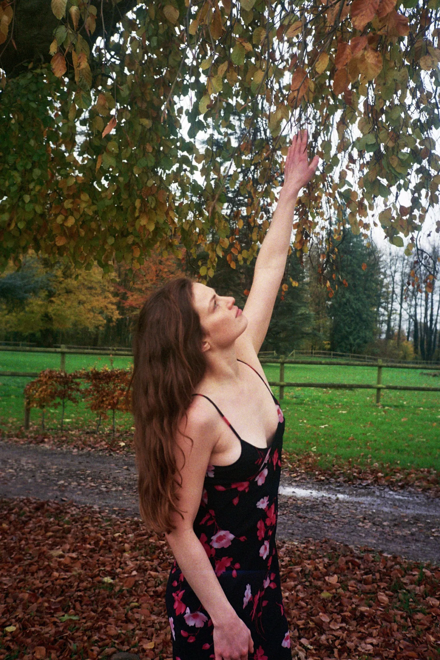 MaisonCléo Robes>Robe DIANA spaghetti en soie noire et fleurs rouges – HOLIDAYS CAPSULE 2/25