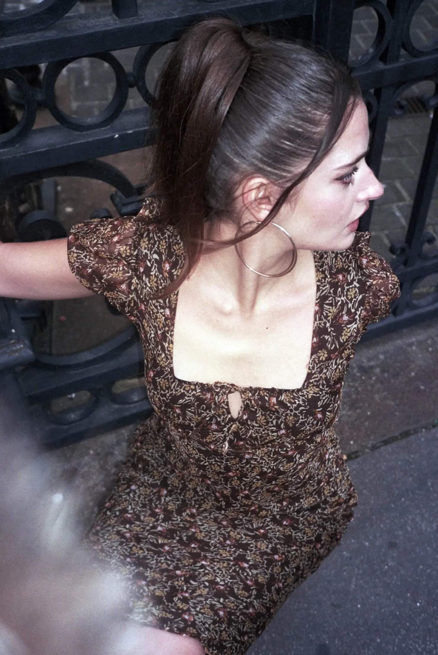 MaisonCléo Robes>Robe en mousseline de soie fluide fleurie marron NINE