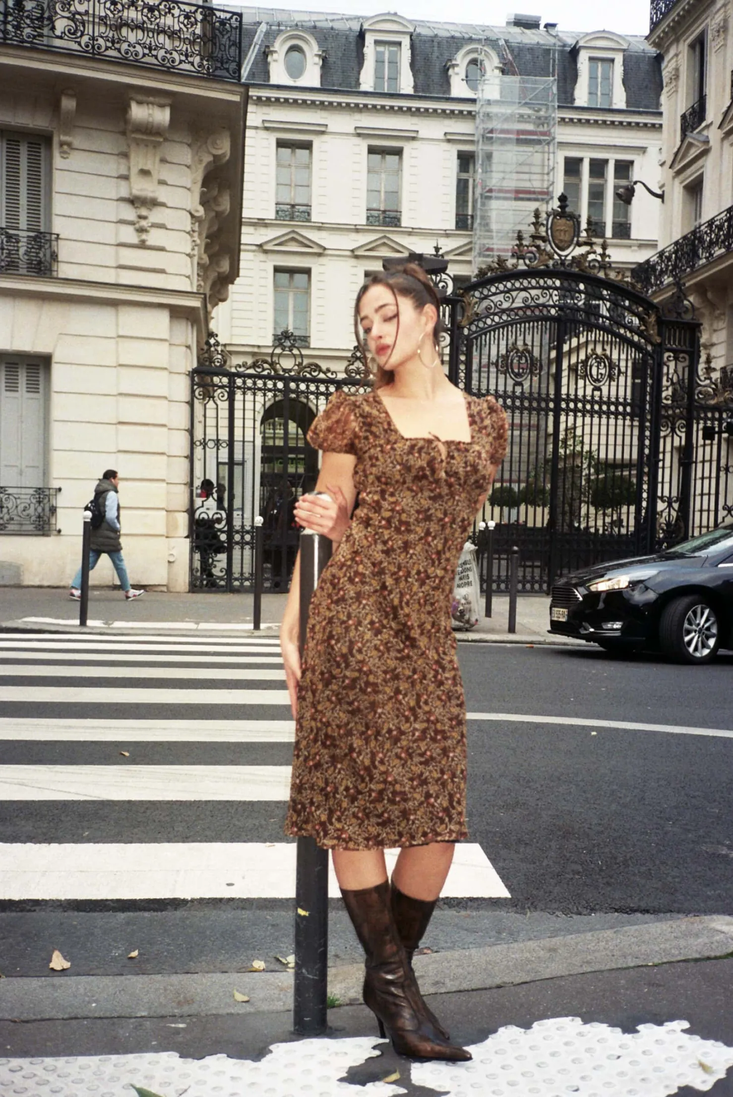 MaisonCléo Robes>Robe en mousseline de soie fluide fleurie marron NINE