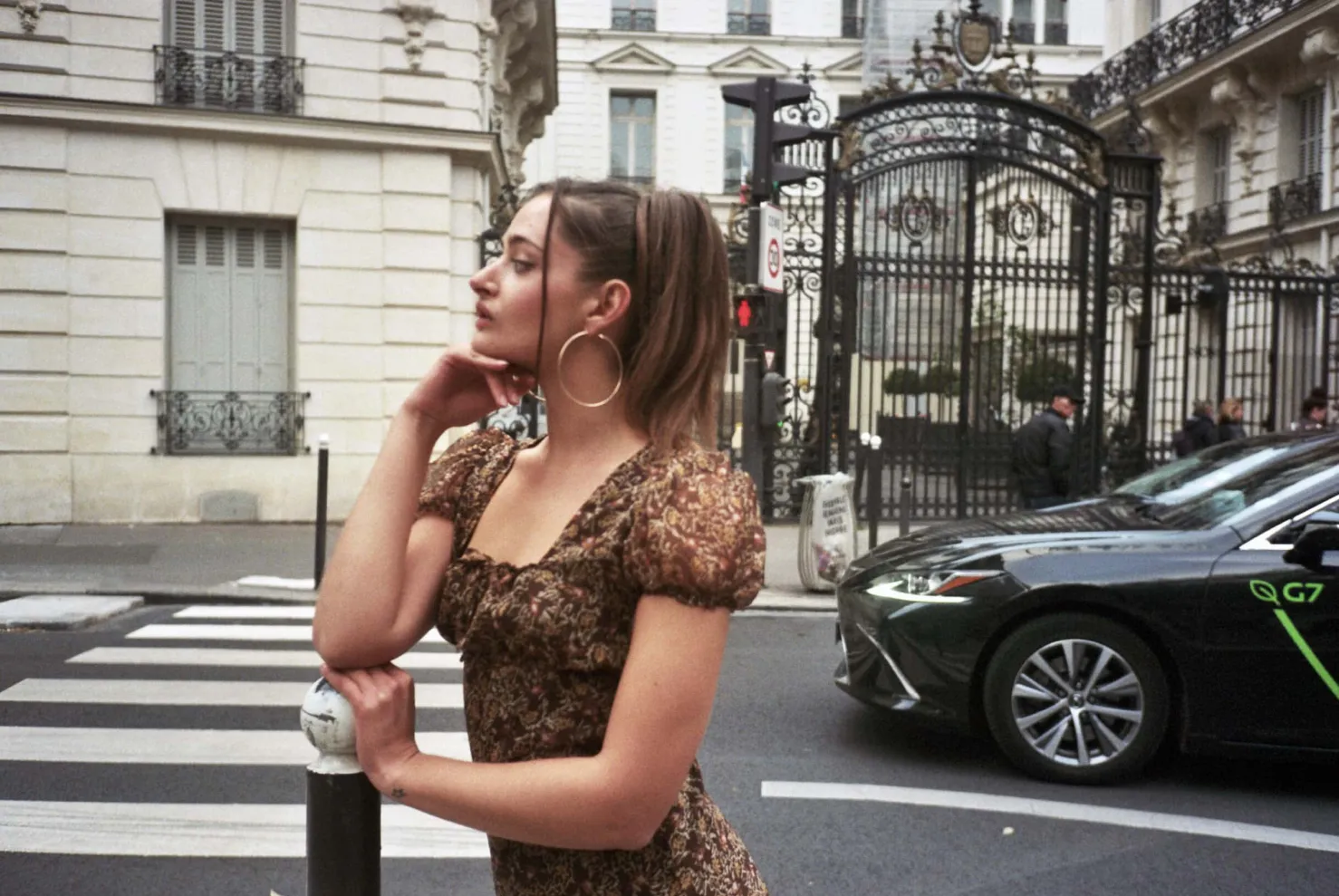 MaisonCléo Robes>Robe en mousseline de soie fluide fleurie marron NINE
