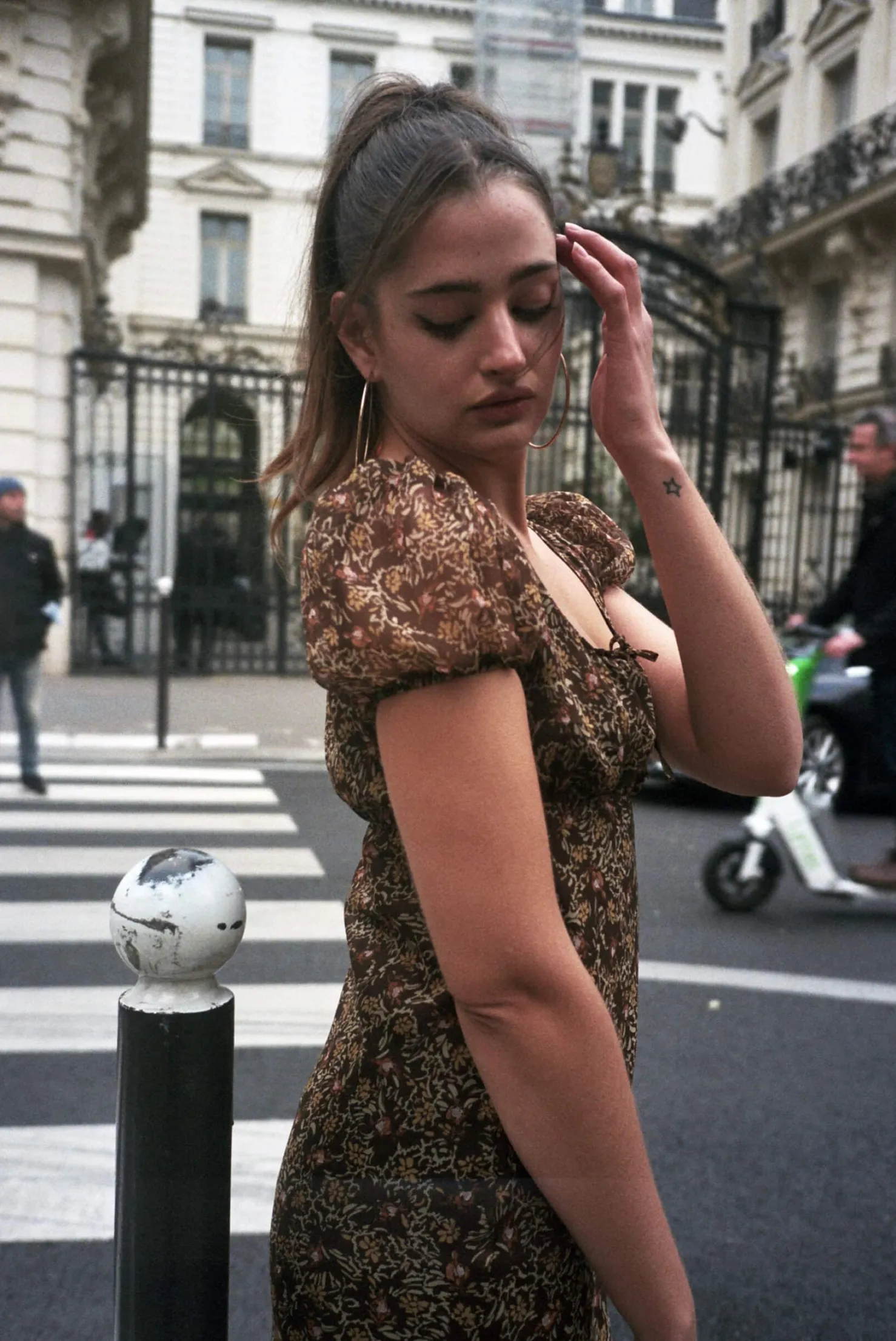 MaisonCléo Robes>Robe en mousseline de soie fluide fleurie marron NINE