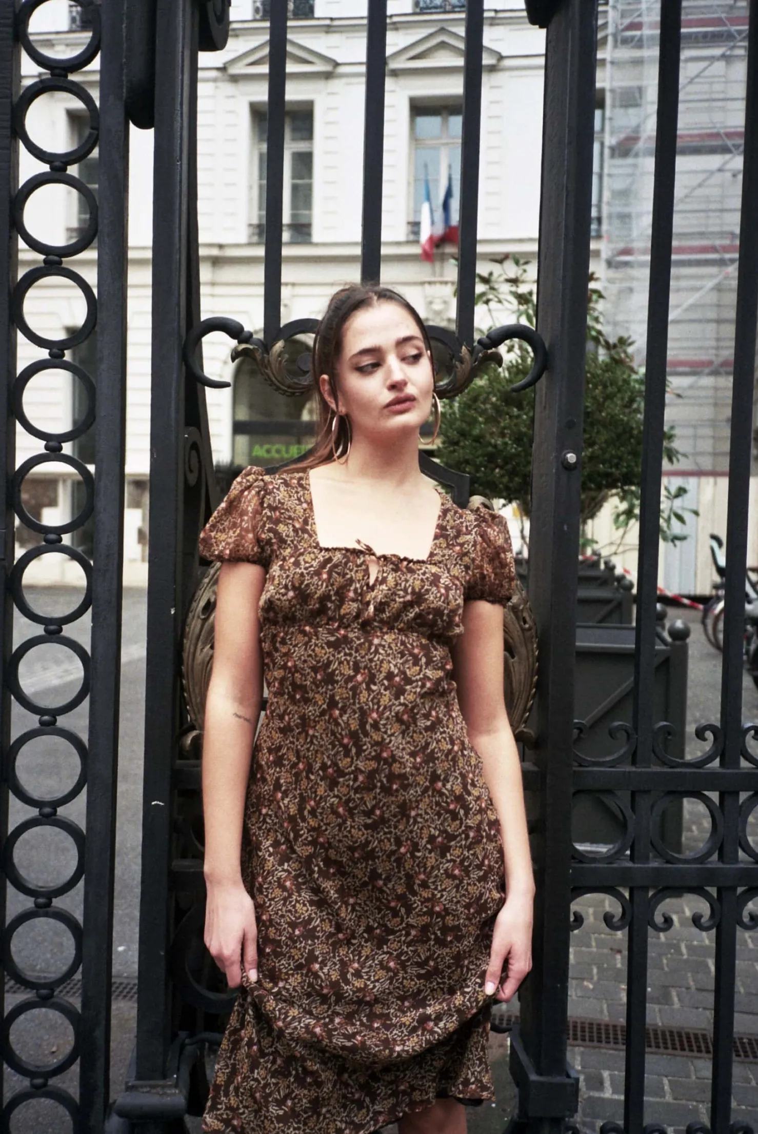 MaisonCléo Robes>Robe en mousseline de soie fluide fleurie marron NINE