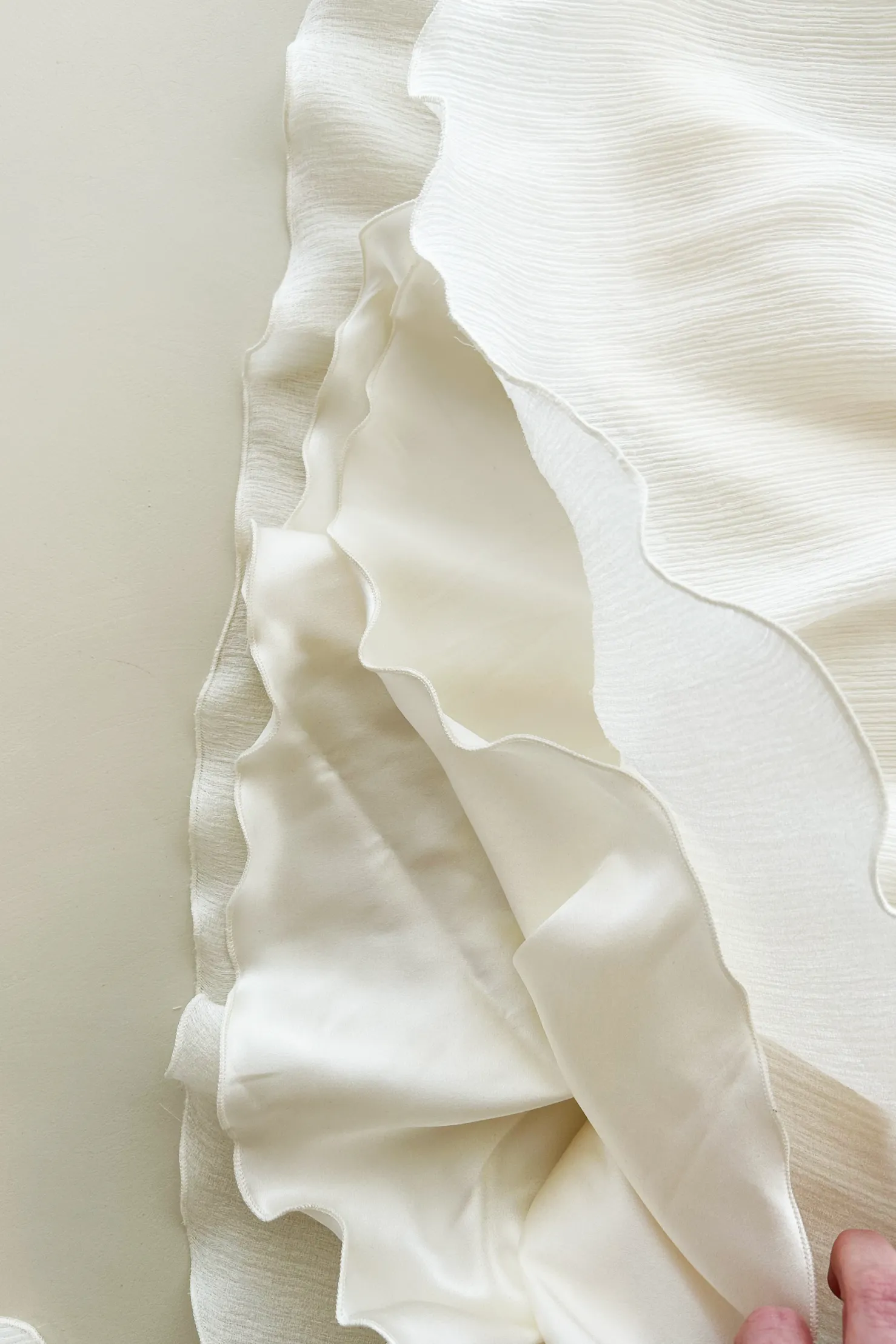 MaisonCléo Robes>Robe FELISA dos nu fluide volantée en soie texturée écrue et volants