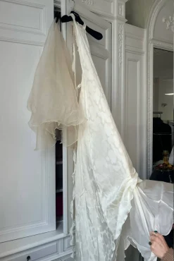 MaisonCléo Robes>Robe FELISA longue dos nu en soie texturée écrue avec volants + voile en organza de soie