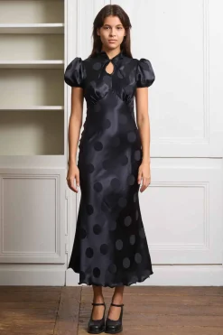 MaisonCléo Robes>Robe longue romantique MORANE en satin de soie noir à pois