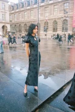 MaisonCléo Robes>Robe longue romantique MORANE en satin de soie noir à pois