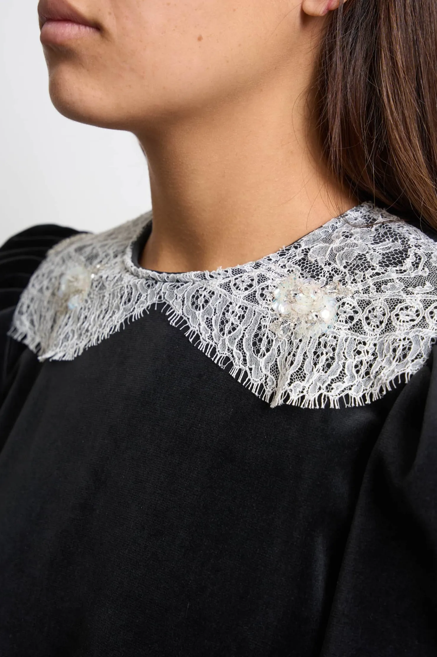 MaisonCléo Robes>Robe noire en velours noir avec col en dentelle brodée perlée