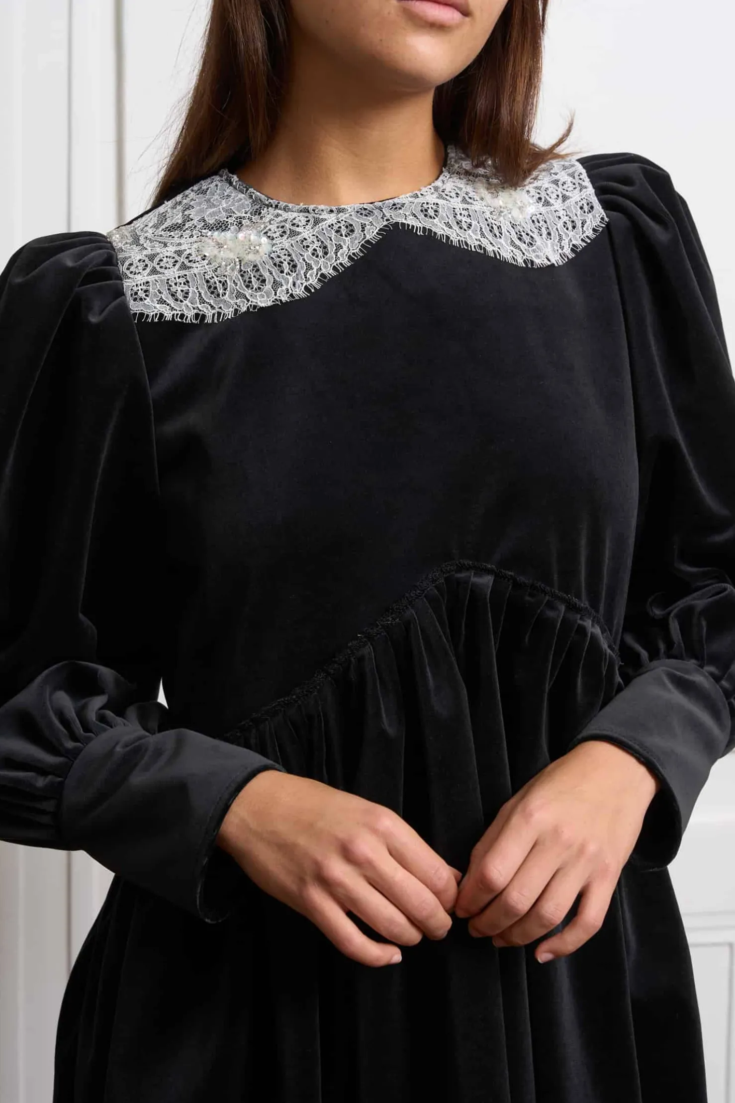 MaisonCléo Robes>Robe noire en velours noir avec col en dentelle brodée perlée
