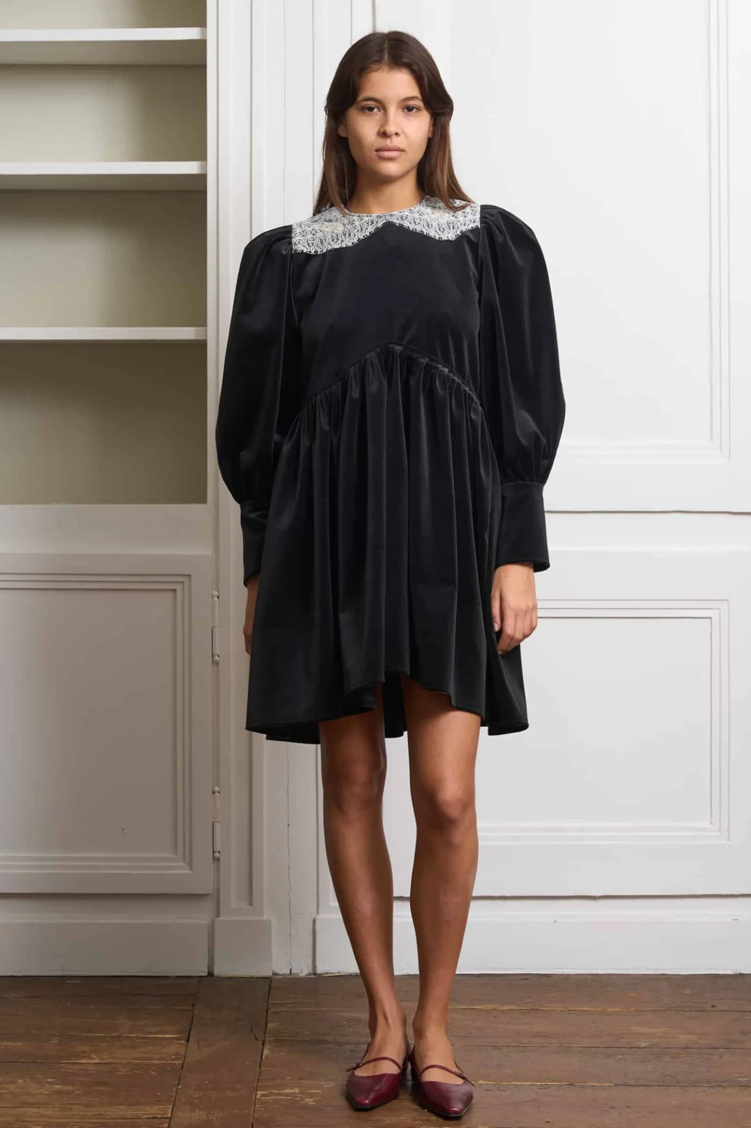 MaisonCléo Robes>Robe noire en velours noir avec col en dentelle brodée perlée