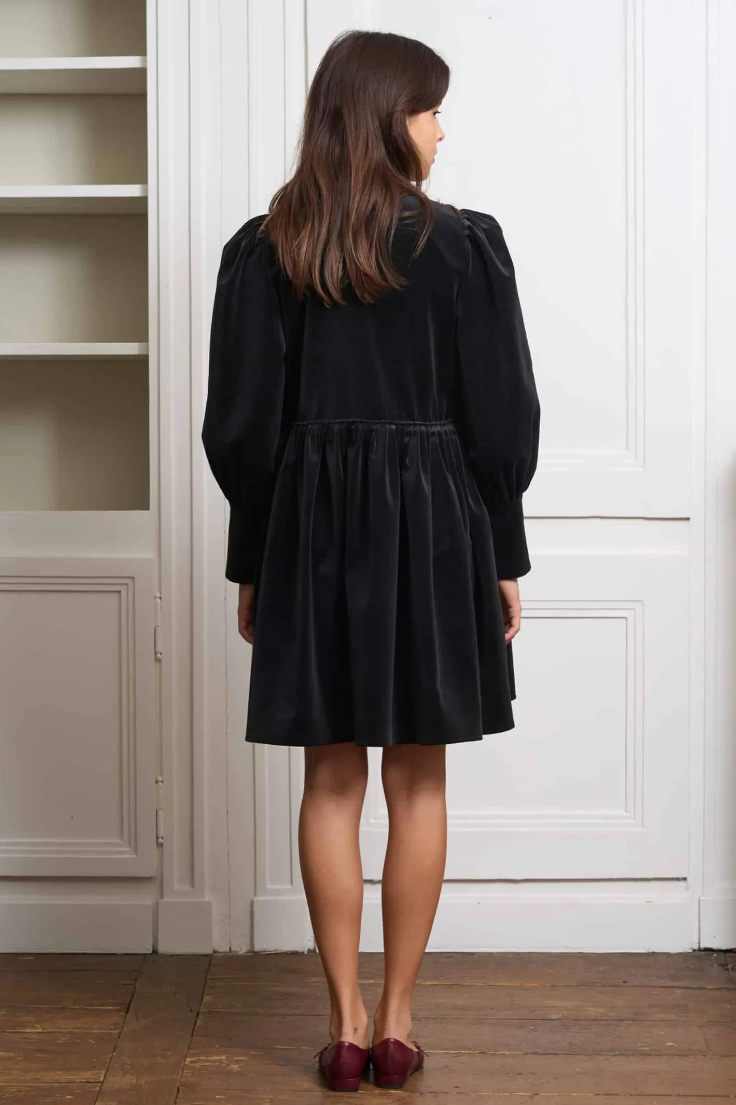 MaisonCléo Robes>Robe noire en velours noir avec col en dentelle brodée perlée