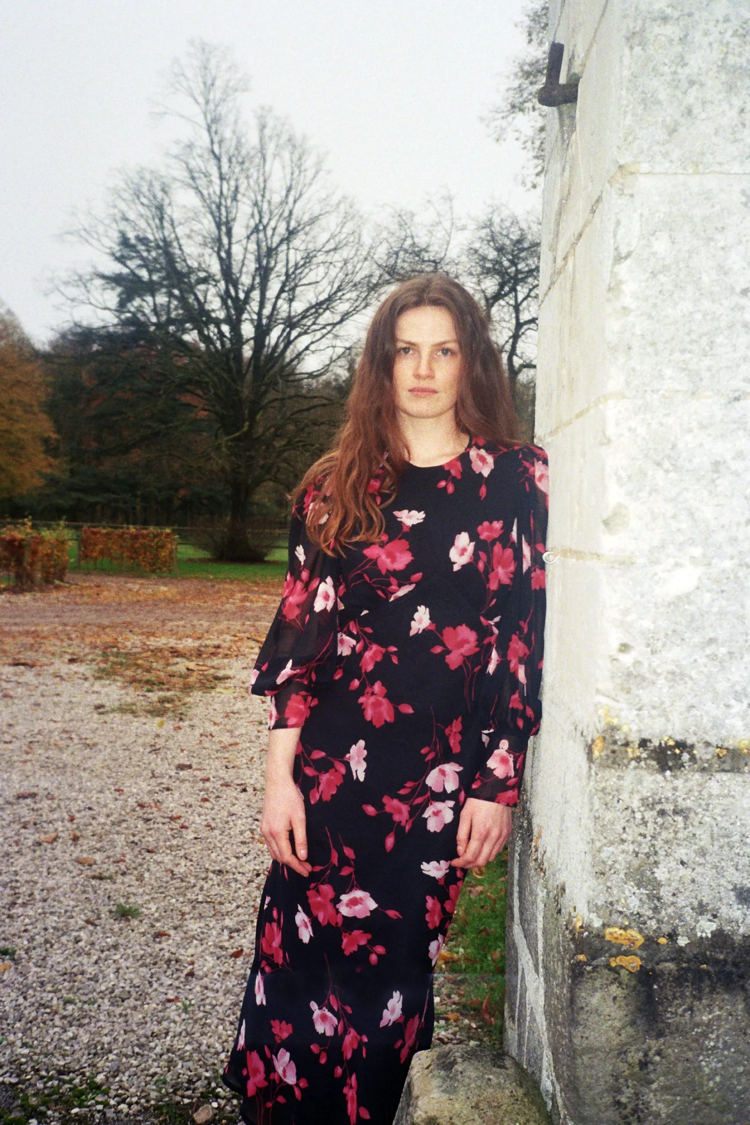 MaisonCléo Robes>Robe STEPHANIE en soie noire et fleurs rouges – HOLIDAYS CAPSULE 1/25